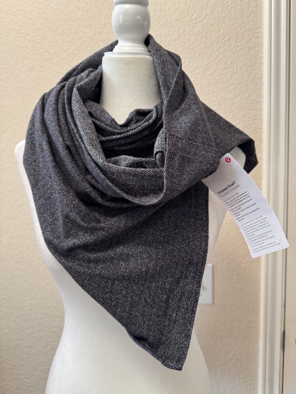 Lululemon Vinyasa Scarf Foulard – NWT | Gray Herringbone | Convertible Wrap - Picture 3 of 9